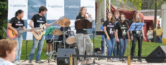 El grupo Sin Etiquetas actu&oacute; en las fiestas de San Isidro 2012 dentro de la iniciativa impulsada por la Vicar&iacute;a VI "+cat&oacute;licos". Ofrecemos unas cuantas fotograf&iacute;as que recogen algunos de...
